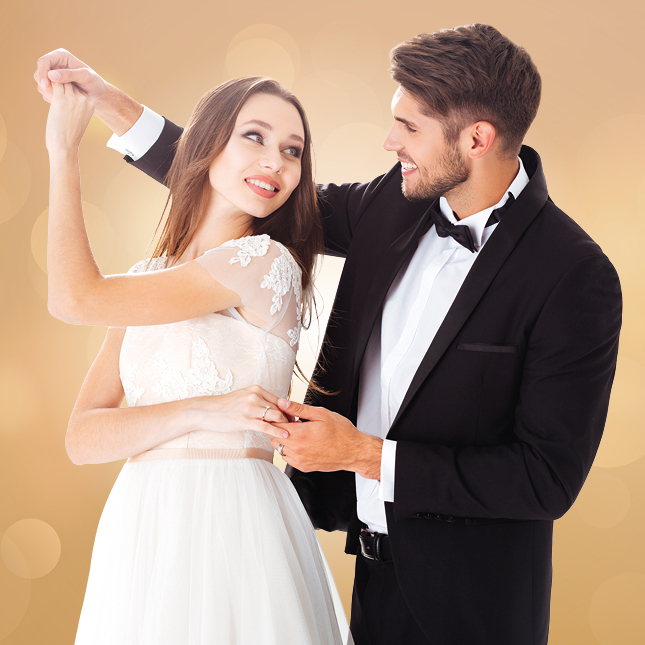 Junges Brautpaar sieht sich glücklich tanzend in die Augen