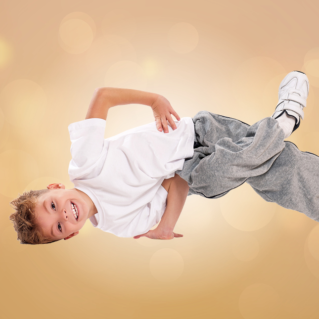 Kleiner Junge tanzt Breakdance in lässiger Kleidung